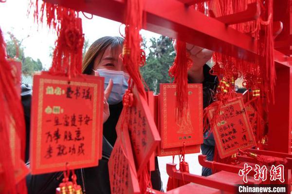 圖為游客走進“三孔”景區(qū)祈福,?！『聛喫?攝