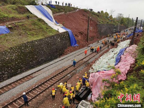 事故現(xiàn)場,，鐵路線上塌方體、側(cè)翻車廂已清理完畢,?！钊A峰 攝