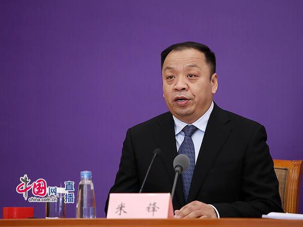 國(guó)家衛(wèi)生健康委新聞發(fā)言人,、宣傳司副司長(zhǎng)米鋒主持會(huì)議