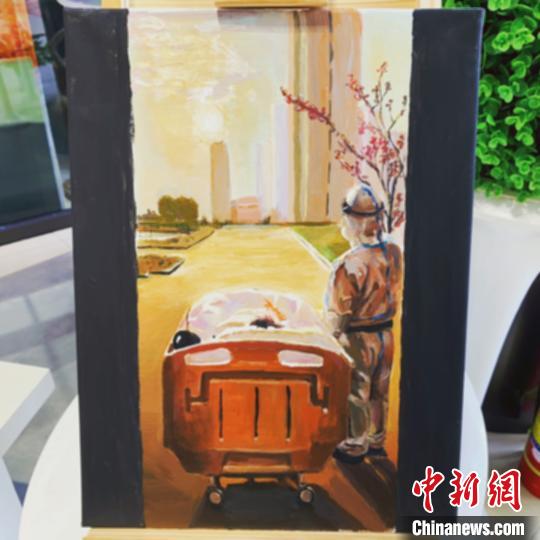 醫(yī)護人員陪同患者看夕陽的照片被寧夏畫師創(chuàng)作成為油畫作品,。　李佩珊 攝