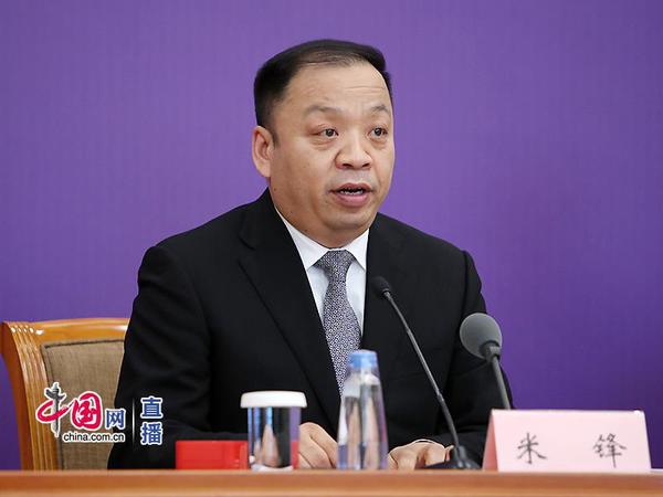 國家衛(wèi)生健康委新聞發(fā)言人,、宣傳司副司長(zhǎng)米鋒主持會(huì)議