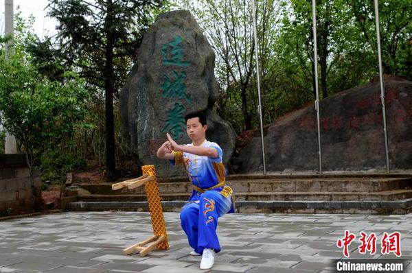 當?shù)亓曃湔呔毩暋斑B城拳”?！埥鸫?攝