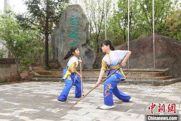 當?shù)亓曃湔咴趯殹斑B城拳”?！↑S水林 攝