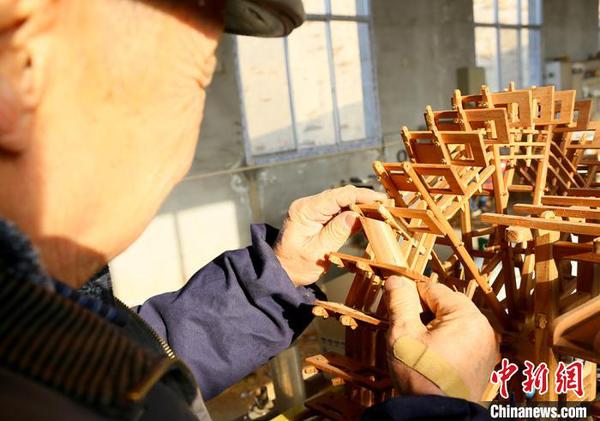 圖為段怡村正在進(jìn)行黃河水車制作,。　高康迪 攝
