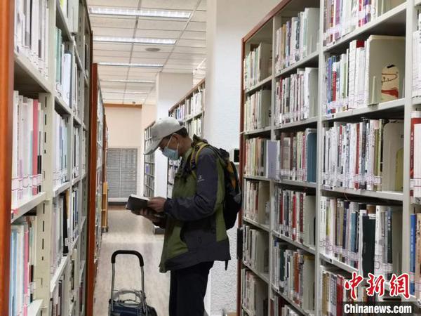 浙江圖書館內,，讀者在閱讀?！⊥τ?攝