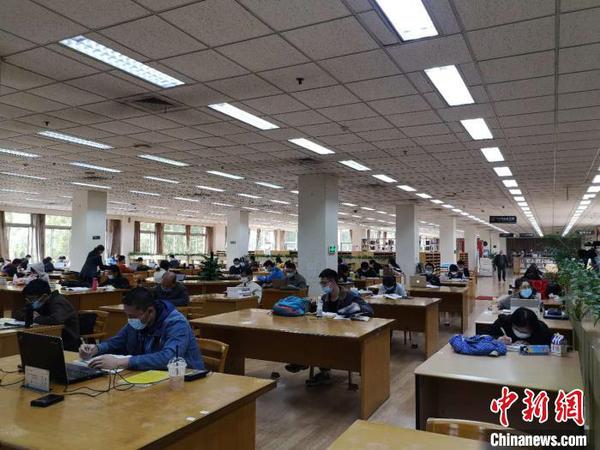 浙江圖書館內，讀者在閱讀,?！⊥τ?攝