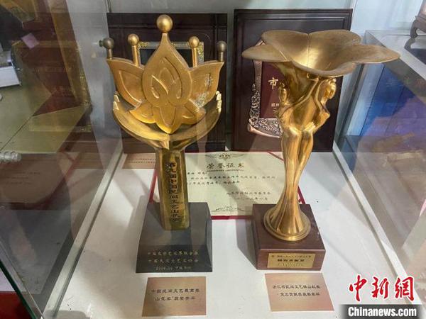 趙秀林銅雕作品獲獎(jiǎng)的獎(jiǎng)杯,?！№?xiàng)菁 攝