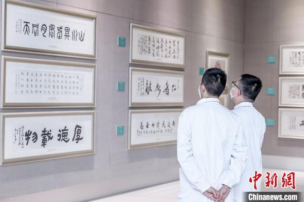 陳列的抗疫書(shū)畫(huà)作品,。視覺(jué)江蘇供圖