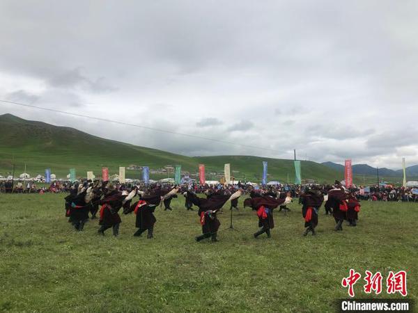 圖為甘肅甘南藏族自治州夏河縣第三屆拉卜楞則柔大賽在?？撇菰e行。(資料圖) 徐雪 攝
