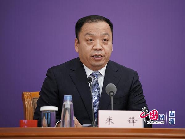 國(guó)家衛(wèi)生健康委新聞發(fā)言人,、宣傳司副司長(zhǎng)米鋒主持發(fā)布會(huì)