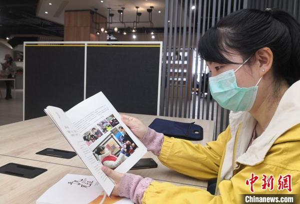 圖為社區(qū)工作人員閱覽書籍,。　劉玉桃 攝