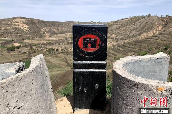 圖為長(zhǎng)城保護(hù)界樁,。　李佩珊 攝