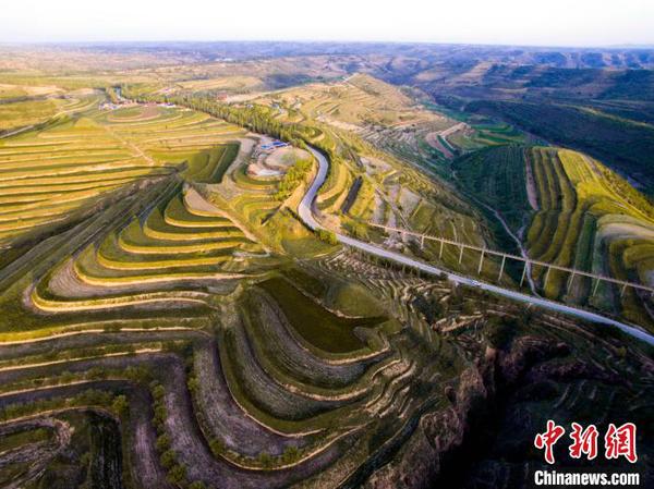 無(wú)人機(jī)拍攝的彭陽(yáng)段戰(zhàn)國(guó)秦長(zhǎng)城遺址(資料圖),。　王宇 攝