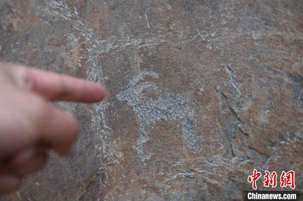 萌態(tài)可掬的山羊、鹿,、牛等動物,，以及佛殿、佛像,、佛塔,、藏文題刻都成為創(chuàng)作題材?！钇G敏 攝
