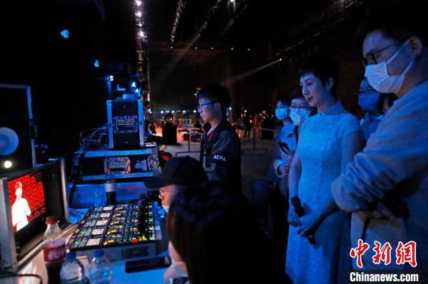 上海京劇院梅派大青衣史依弘正在觀看剛錄制的京劇《大唐貴妃》選段《梨花頌》,?！∫罅⑶?攝