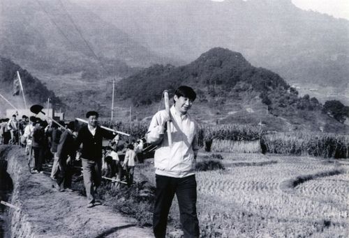 ▲1989年,，時任福建寧德地委書記的習(xí)近平帶領(lǐng)地直機關(guān)千余名干部到水利工地參加修整水渠勞動,。