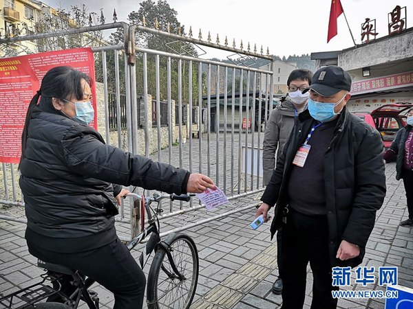 　禹龍小區(qū)門口，居民進出需出示“通行證”,。
