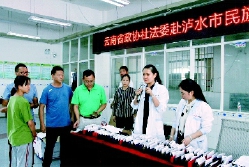     2019年6月,，云南省政協(xié)社法委組織政協(xié)委員赴怒江州瀘水市民族中學(xué)開展健康扶貧工作,，向當?shù)貙W(xué)校捐贈愛心眼鏡?！⊥鯐躁枴z