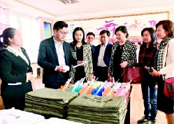    云南省政協(xié)港澳委員深入昭通市大關(guān)縣開展脫貧攻堅調(diào)研,。    2018年11月,，楚雄州政協(xié)調(diào)研組深入農(nóng)戶家中共商脫貧計劃?！∨苏駛ァz