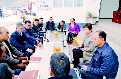     云南省政協(xié)脫貧攻堅助推行動領(lǐng)導(dǎo)小組辦公室成員深入一線調(diào)研,。　伏自文　攝