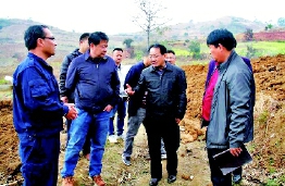     2月27日,，臨滄市政協(xié)主席李銀峰在永德縣大山鄉(xiāng)調(diào)研疫情防控和春耕備耕工作。