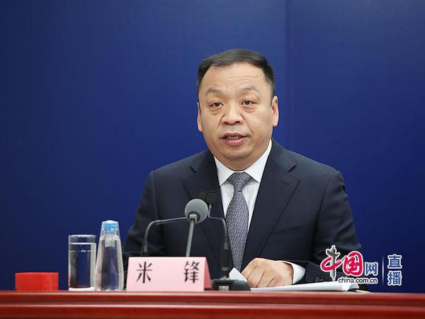 國家衛(wèi)生健康委新聞發(fā)言人、宣傳司副司長米鋒主持發(fā)布會(huì)