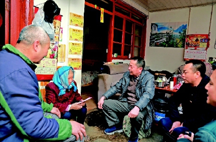 晉寧區(qū)政協(xié)主席普鴻昌率隊慰問貧困黨員,。