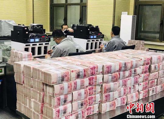 資料圖：銀行點(diǎn)鈔員在工作,。艾慶龍 攝
