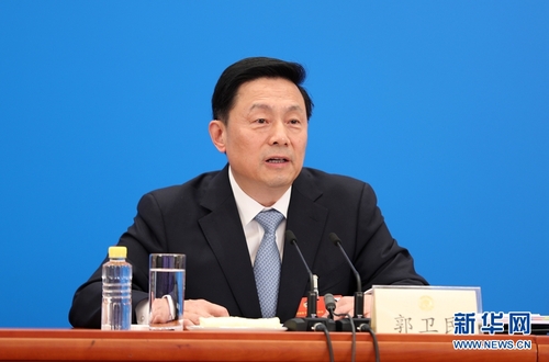 5月20日，全國政協(xié)十三屆三次會議召開新聞發(fā)布會。大會新聞發(fā)言人郭衛(wèi)民向中外媒體介紹本次大會有關(guān)情況并回答記者提問,。圖為大會新聞發(fā)言人郭衛(wèi)民回答記者提問,。 新華網(wǎng)記者 王翰林 攝
