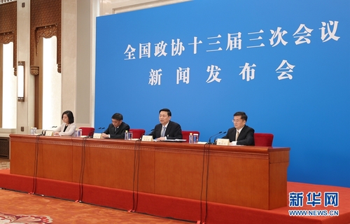 　5月20日,，全國政協(xié)十三屆三次會議召開新聞發(fā)布會。大會新聞發(fā)言人郭衛(wèi)民向中外媒體介紹本次大會有關(guān)情況并回答記者提問,。圖為新聞發(fā)布會現(xiàn)場,。新華網(wǎng)記者 王翰林 攝