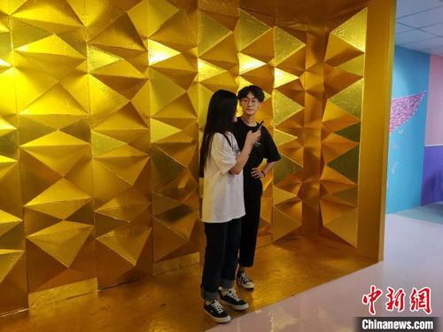圖為正在減壓館內(nèi)拍照的情侶,。　郝學娟 攝