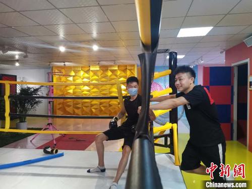 圖為門金文和顧客聊天,。　郝學娟 攝