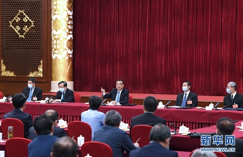 5月23日，中共中央政治局常委,、國務院總理李克強看望出席全國政協(xié)十三屆三次會議的科協(xié),、科技界委員并參加討論。 新華社記者 饒愛民 攝