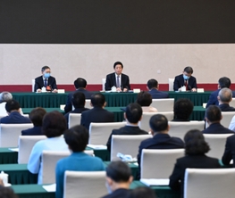 栗戰(zhàn)書與民建,、農(nóng)工黨界別政協(xié)委員共商國是