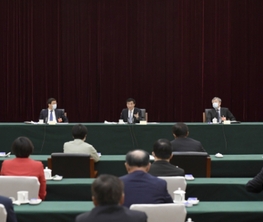 王滬寧與體育,、醫(yī)藥衛(wèi)生界別政協(xié)委員共商國是