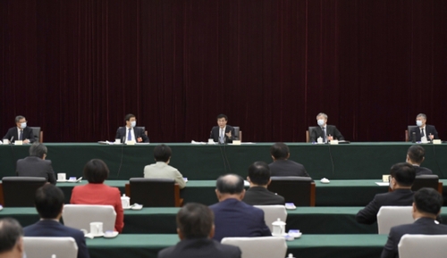 5月23日，中共中央政治局常委,、中央書(shū)記處書(shū)記王滬寧看望出席全國(guó)政協(xié)十三屆三次會(huì)議的體育界,、醫(yī)藥衛(wèi)生界委員并參加討論。新華社記者 岳月偉 攝