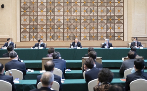 5月23日，中共中央政治局常委,、中央紀委書記趙樂際看望出席全國政協十三屆三次會議的民盟,、致公黨、僑聯界委員并參加討論,。新華社記者 翟健嵐 攝