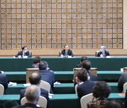 趙樂際與民盟,、致公黨,、僑聯(lián)界別政協(xié)委員共商國是