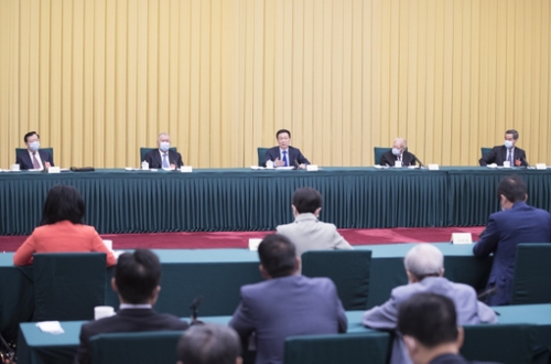 5月23日,，中共中央政治局常委,、國務(wù)院副總理韓正看望出席全國政協(xié)十三屆三次會議的港澳地區(qū)全國政協(xié)委員并參加討論。新華社記者 王曄 攝