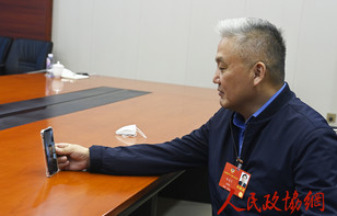 （一）和總書記座談后,，委員們撥通了他們的電話……
