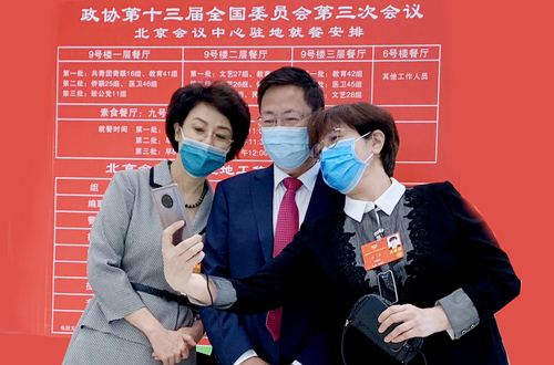 5月21日全國(guó)政協(xié)十三屆三次會(huì)議開(kāi)幕,“云兩會(huì)”的媒體報(bào)道吸引委員眼球 特約委員記者 王宜 攝影