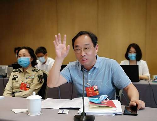 鄭大發(fā)委員就如何加強(qiáng)政協(xié)調(diào)研、提升議政水平在小組討論會(huì)上發(fā)言,。 特邀委員記者 雷后興 攝