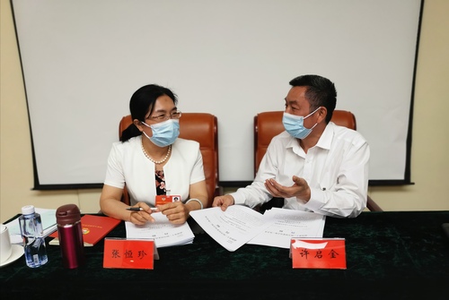 張恒珍委員（左）和許啟金委員在交流各自提案,。 特邀委員記者 皮劍龍 攝