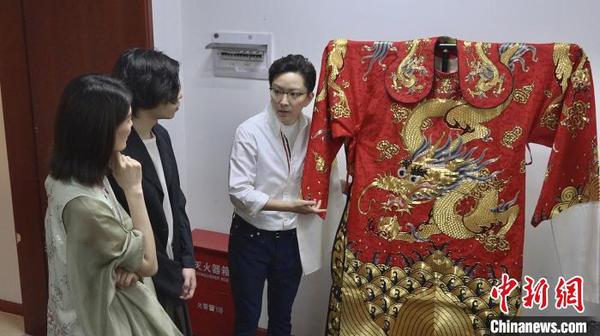 從練功房到戲服倉(cāng)庫(kù)、從化妝間到庭院,，王珮瑜以直播的方式揭開京劇世界的美,。　康玉湛 攝
