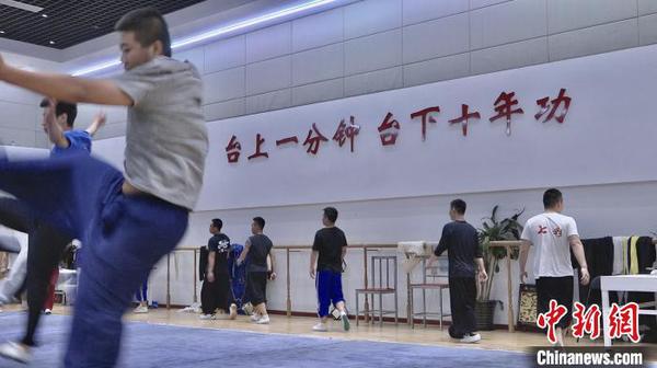 “臺(tái)上一分鐘,、臺(tái)下十年功”,，排練廳內(nèi)醒目的大字時(shí)刻提醒著演職員們要刻苦練功，不可懈怠,?！】涤裾?攝