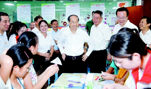 2019年7月,，全國(guó)人大常委會(huì)副委員長(zhǎng),、民革中央主席萬(wàn)鄂湘率民革中央調(diào)研組赴貴州省黔東南州開(kāi)展脫貧攻堅(jiān)民主監(jiān)督專題調(diào)研。