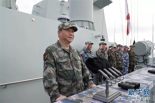 2018年4月12日上午,，中央軍委在南海海域隆重舉行海上閱兵,，展示人民海軍嶄新面貌，激發(fā)強國強軍堅定信念,。習近平檢閱部隊并發(fā)表重要講話,。這是習近平檢閱海上編隊。新華社記者 李剛 攝
