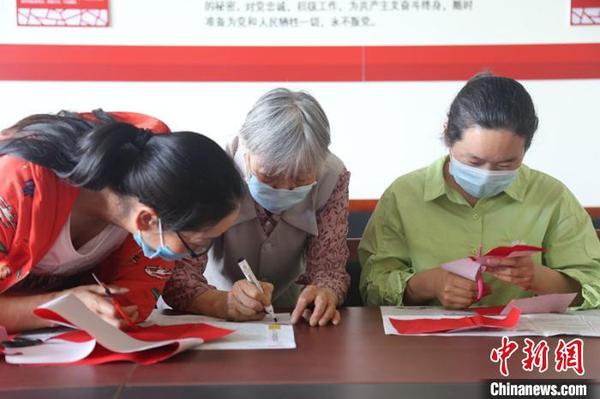 高彩霞傳授剪紙的經(jīng)驗(yàn)及技巧,。　尤倩 攝