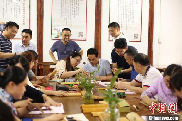 學(xué)竹刻品名作“常州新力·匠心傳承”品牌活動走進(jìn)留青竹刻