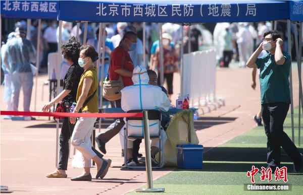6月14日，北京市民在宣武體育場進(jìn)行核酸采樣。6月13日0時至24時,，北京市新增報告本地確診病例36例、無癥狀感染者1例,，無新增疑似病例,。 中新社記者 杜洋 攝